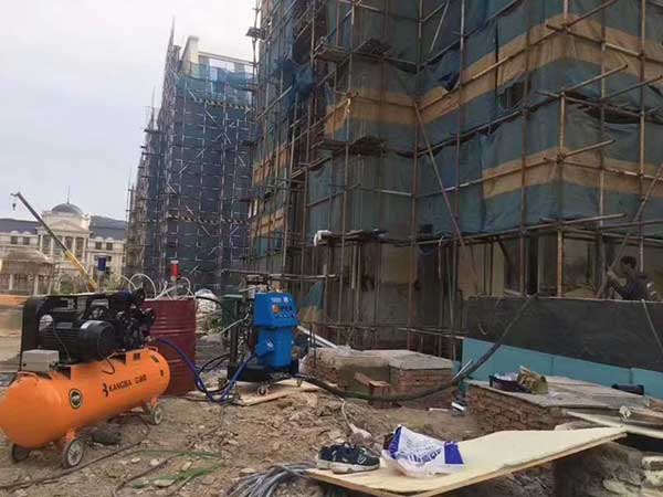 外墻聚氨酯發(fā)泡機(圖1) Q2600外墻聚氨酯發(fā)泡機